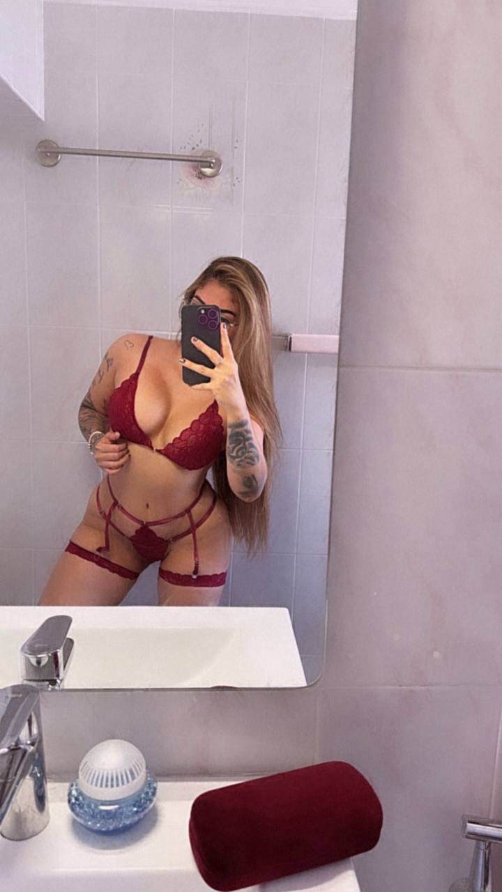 Nicol-acompañante en Málaga de 25 años haciendo un selfie Nicol-Begleiter in Málaga 25 Jahre alt, der ein Selfie macht