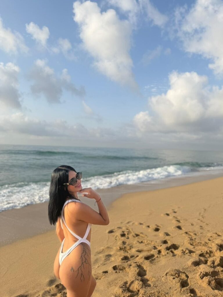 Amanda, 23-letnia towarzyszka, cieszy się plażami w Maladzie