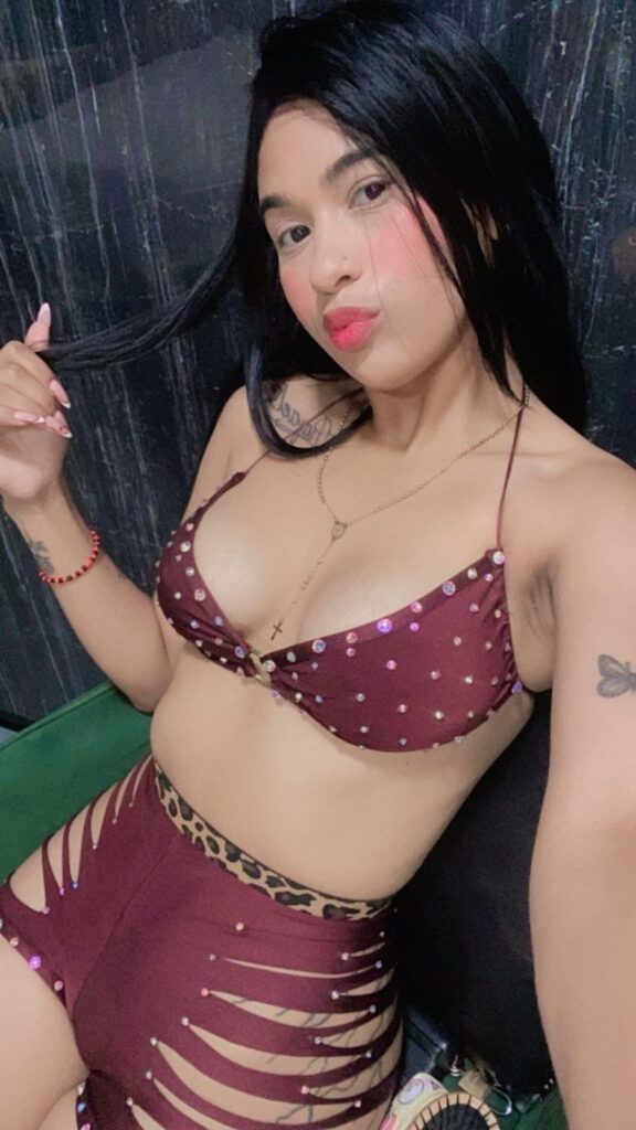 Amanda, 23-letnia dziewczyna do towarzystwa, nosi dwuczęściowe bikini w Malaga