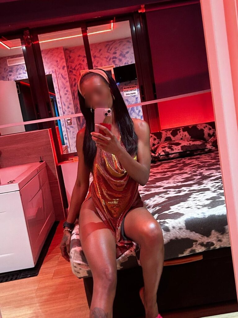 Amber, acompañante se toma foto frente aun espejo en vestido en Malaga