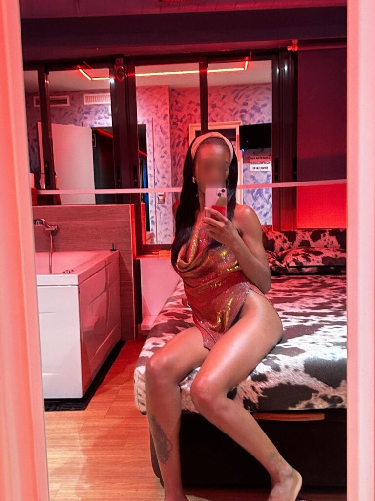 Amber, escort se toma selfie frente a un espejo en Mujeresconclase