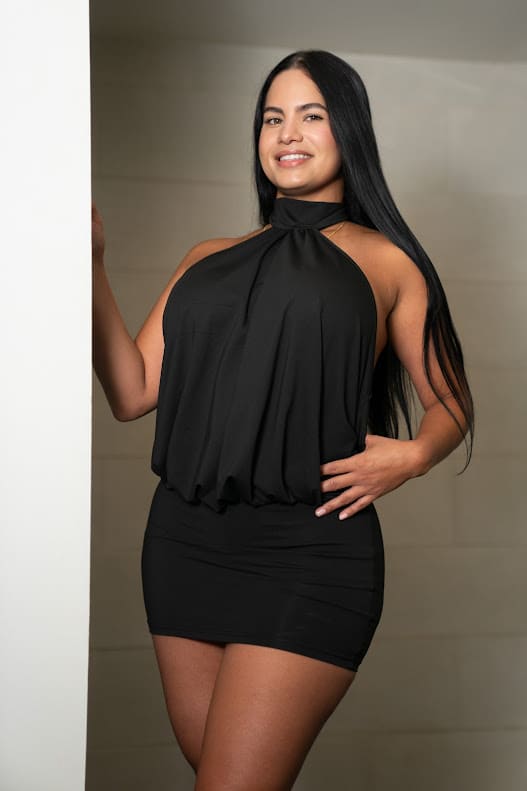 Antonella, escort på Mujeresconclase poserar stående leende 25 år gammal-005