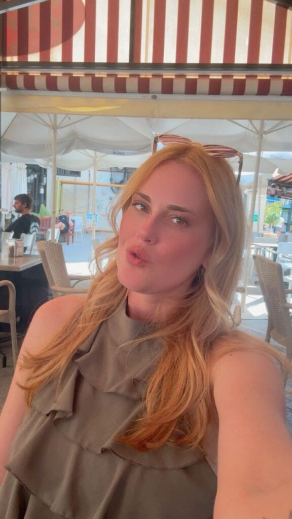 Bruna, puta de 34 años posa casual con su cabello rubio en Malaga