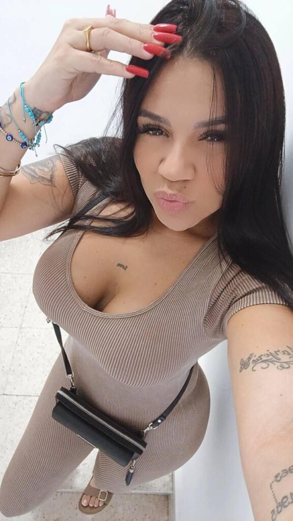 29 Jahre alte Escort Chanel macht ein Selfie in Malaga