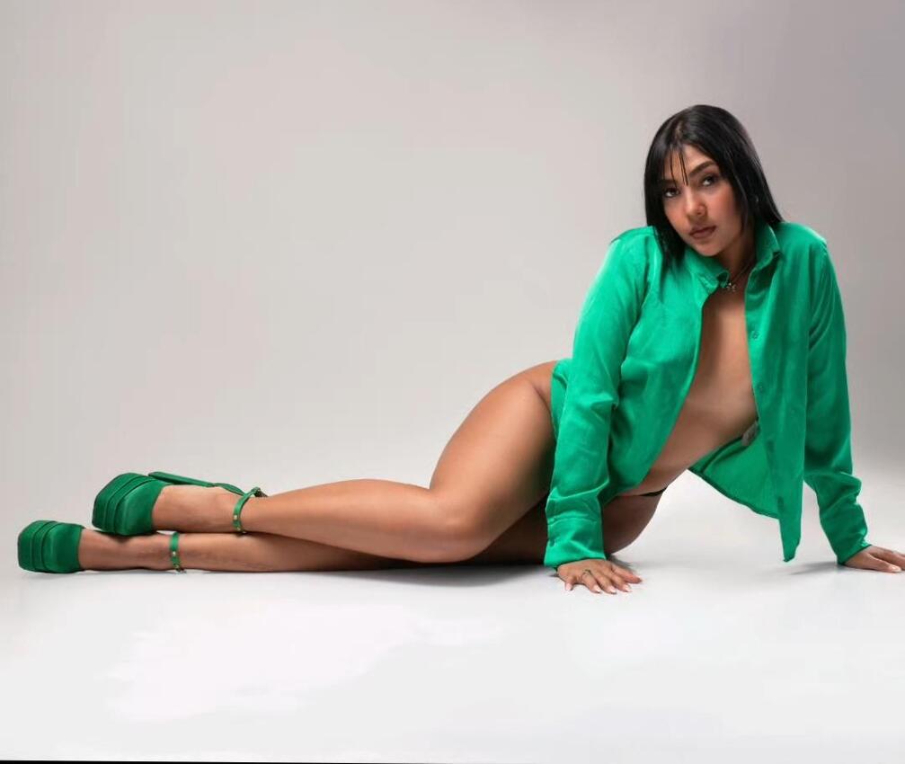 Cielo, escort di 22 anni, posa per le donne in camicia verde e tacchi-003
