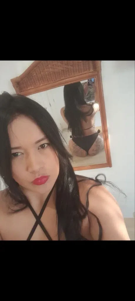 Daniel escort de 23 años de pelo negro y labios rojos-045
