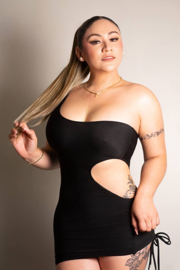 Lina, 36 Jahre alter escort posiert in einem engen Kleid in Málaga