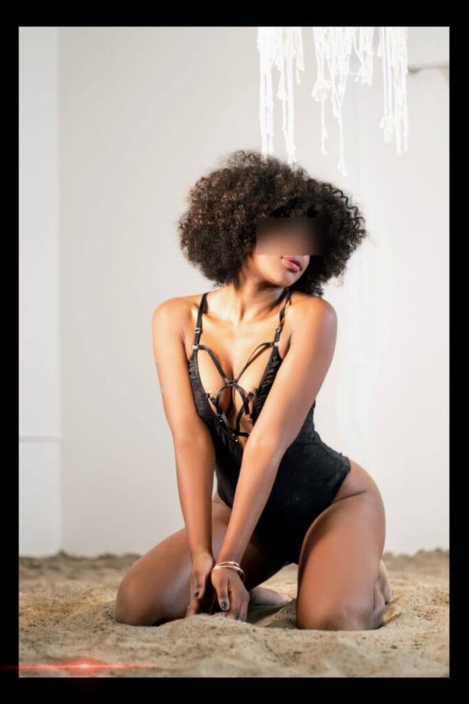 Manuela posing on her knees in lingerie for escorts Malaga-017