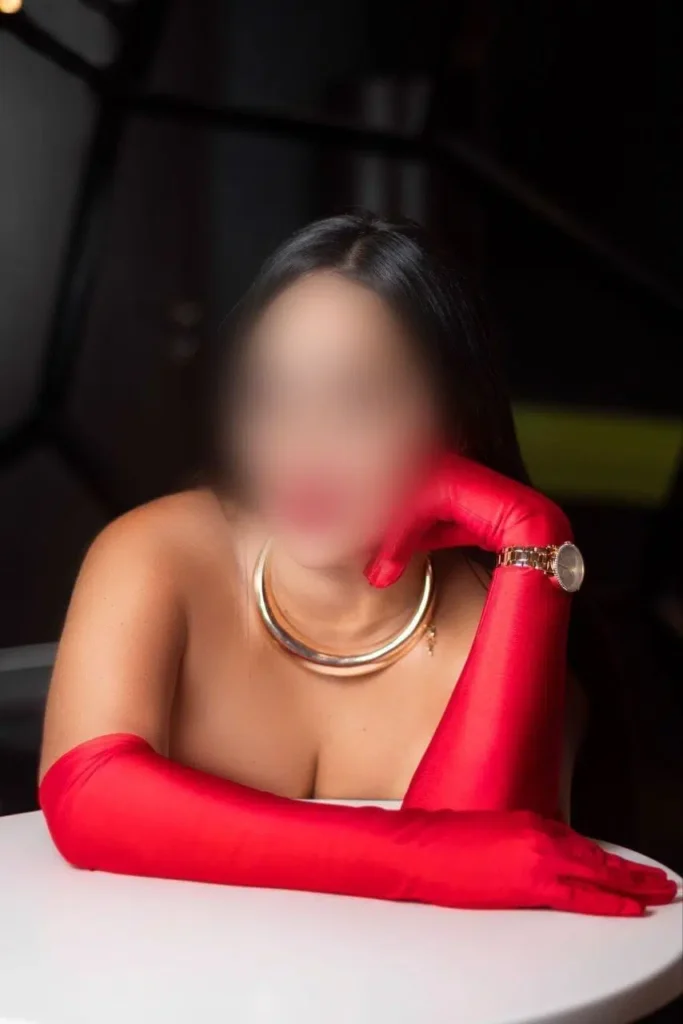 Miranda elegante escort met rode handschoenen in Málaga-104