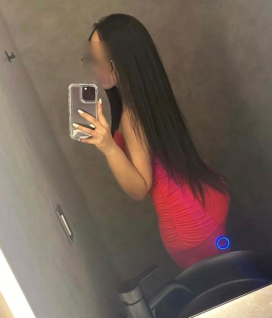 22-årige escortpige Monica poserer i lyseblå kjole i Malaga-105