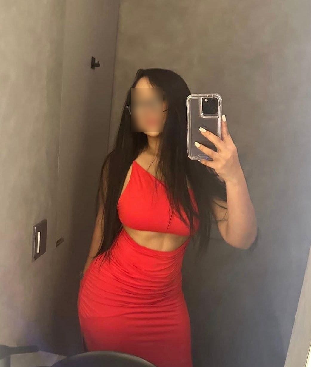 Monica escort pose dans une robe scintillante à Mujeresconclase-105
