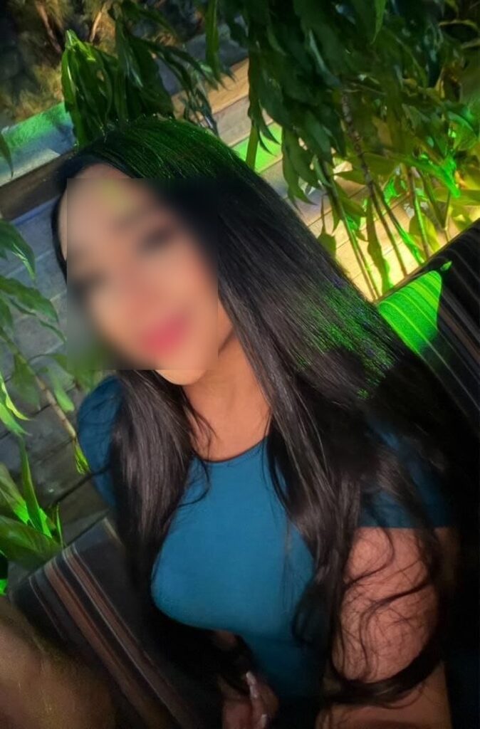 Den 22-årige putas Monica poserer tilbage i blå kjole i Malaga-105