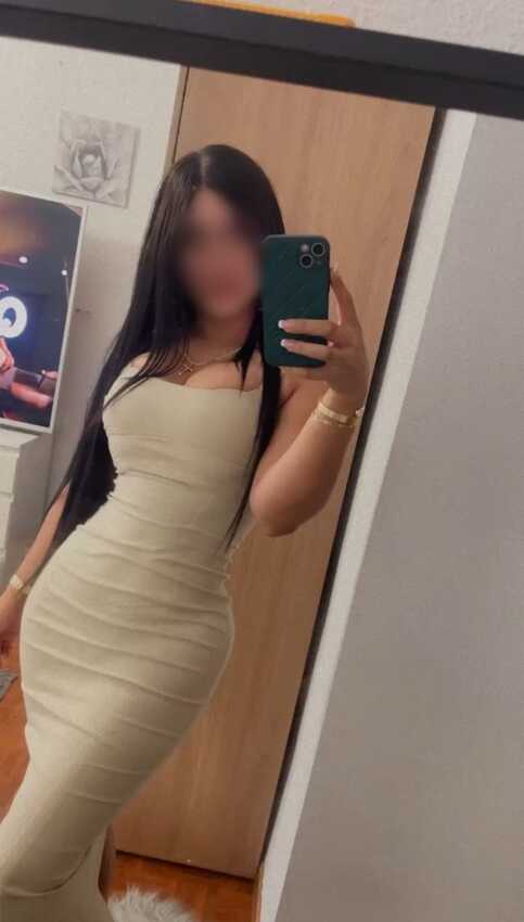 Natasha, une escort avec des cheveux longs et bruns qui pose en buste à Malaga