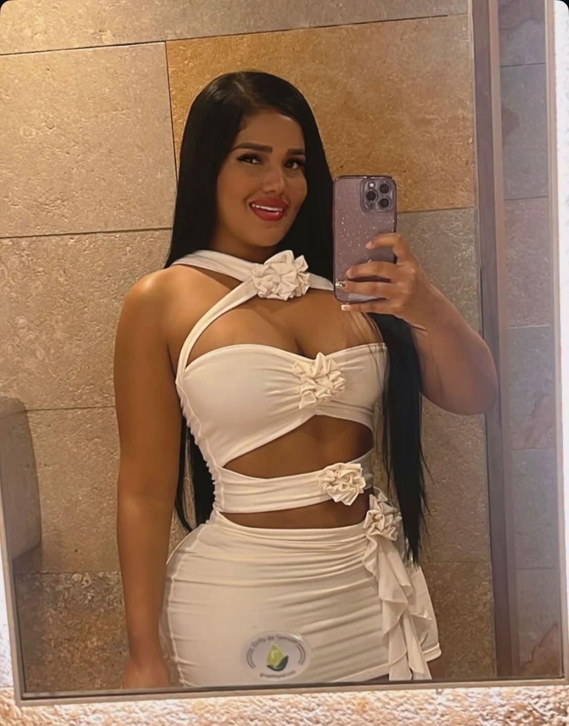 Nicole, acompañante se toma una selfie frente a un espejo en Mujeresconclase
