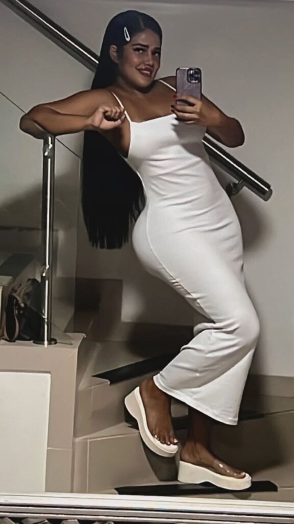 Nicole, una escort, si scatta una foto mentre scende le scale a Malaga