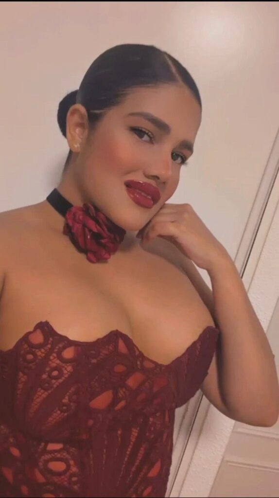 Nicole, una escort di 26 anni, sfoggia un corsetto color vino a Malaga