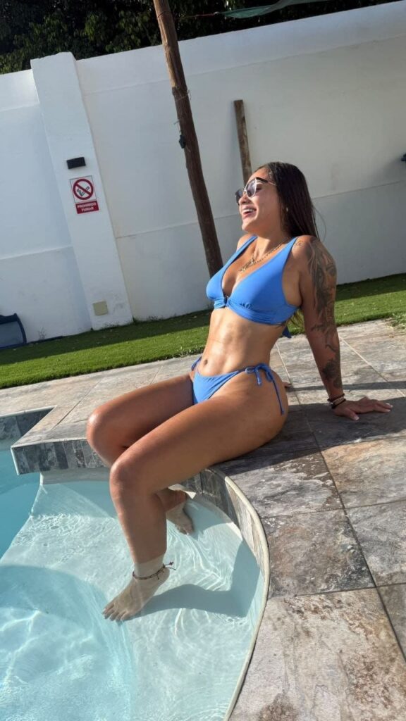 Samantha, acompañante luce en Mujeresconclase un bikini azul a sus 24 años