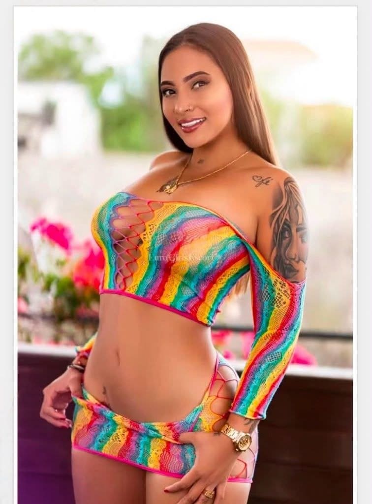Samantha, escort de 24 años posa sonriente en lenceria de malla en Malaga