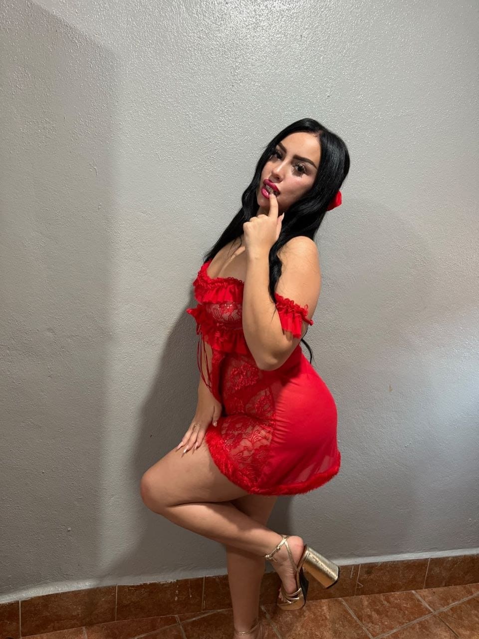 Sonia escort girl poses in tight dress Malaga-073