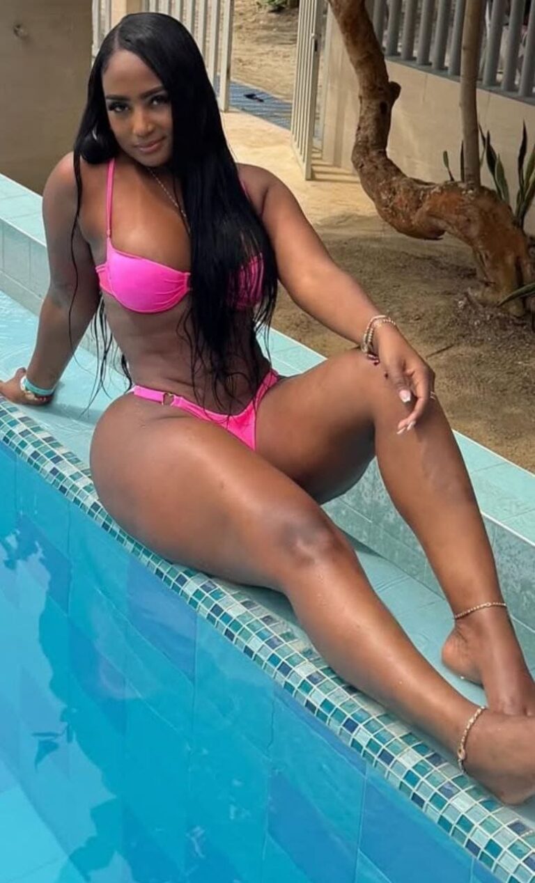 Tamara, 25 år gammel escort, tar en selfie foran speilet i Malaga