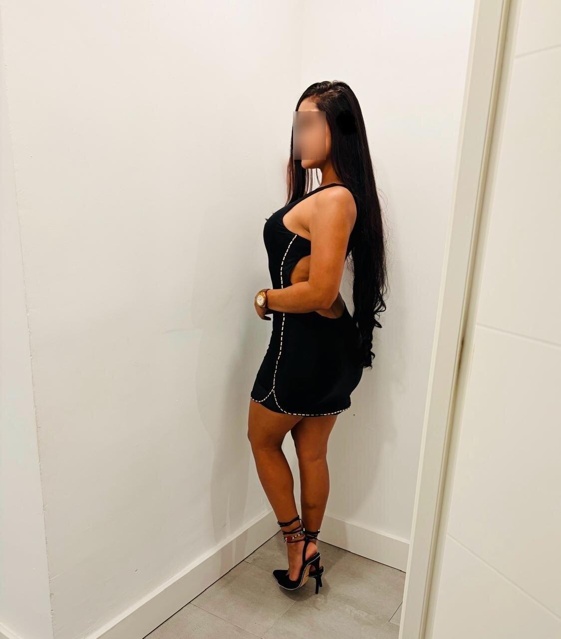 Eva, escort de Malaga posa de perfil en un vestido negro con 26 años