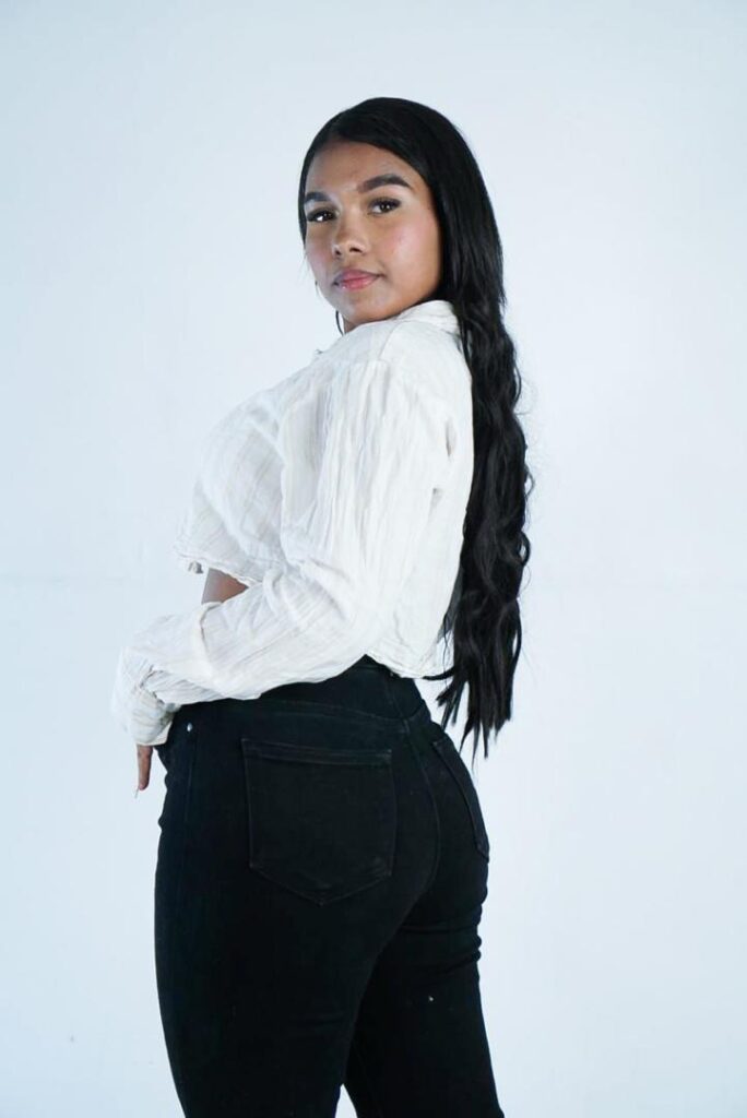 Lola joven escort de 21 años luce vaqueros negros en Málaga-114