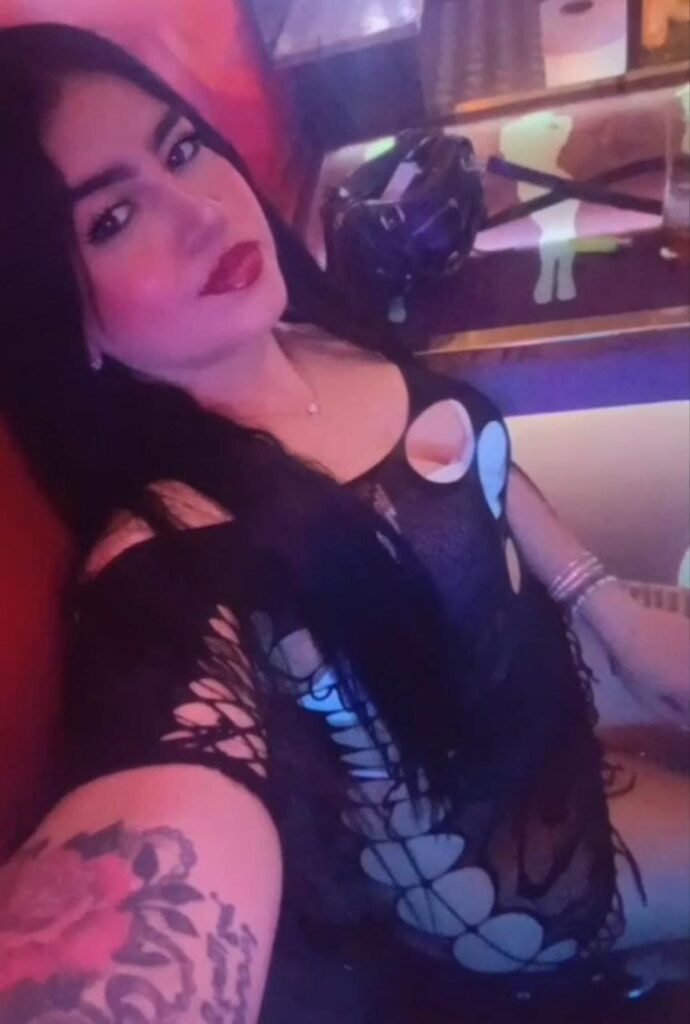 Sarah, 26-vuotias seuralaisnainen, ottaa alusvaatteissa selfien Malagassa