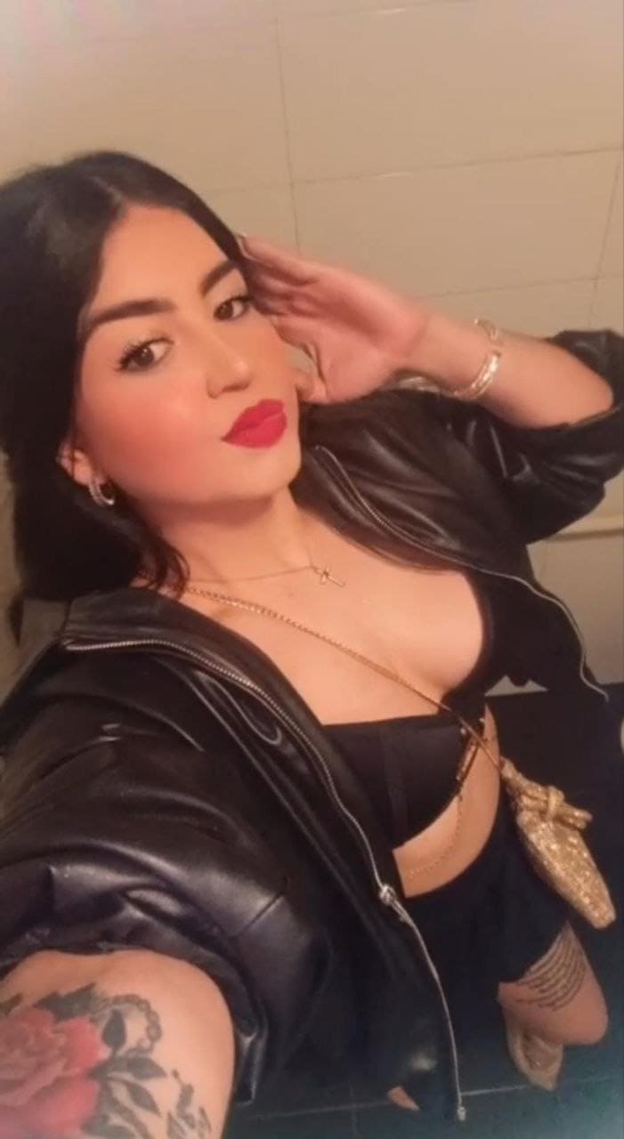 Sarah, escort de 26 años se toma una selfie para Mujeresconclase