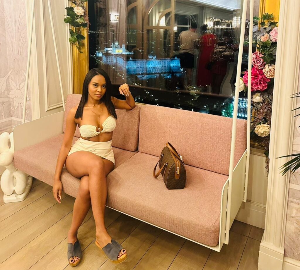 Alison, eine escort-Dame, posiert auf einem Hängesofa in Malaga
