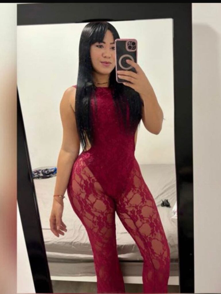 Andrea, en 28-årig eskortpige, tager et selfie foran spejlet i Malaga