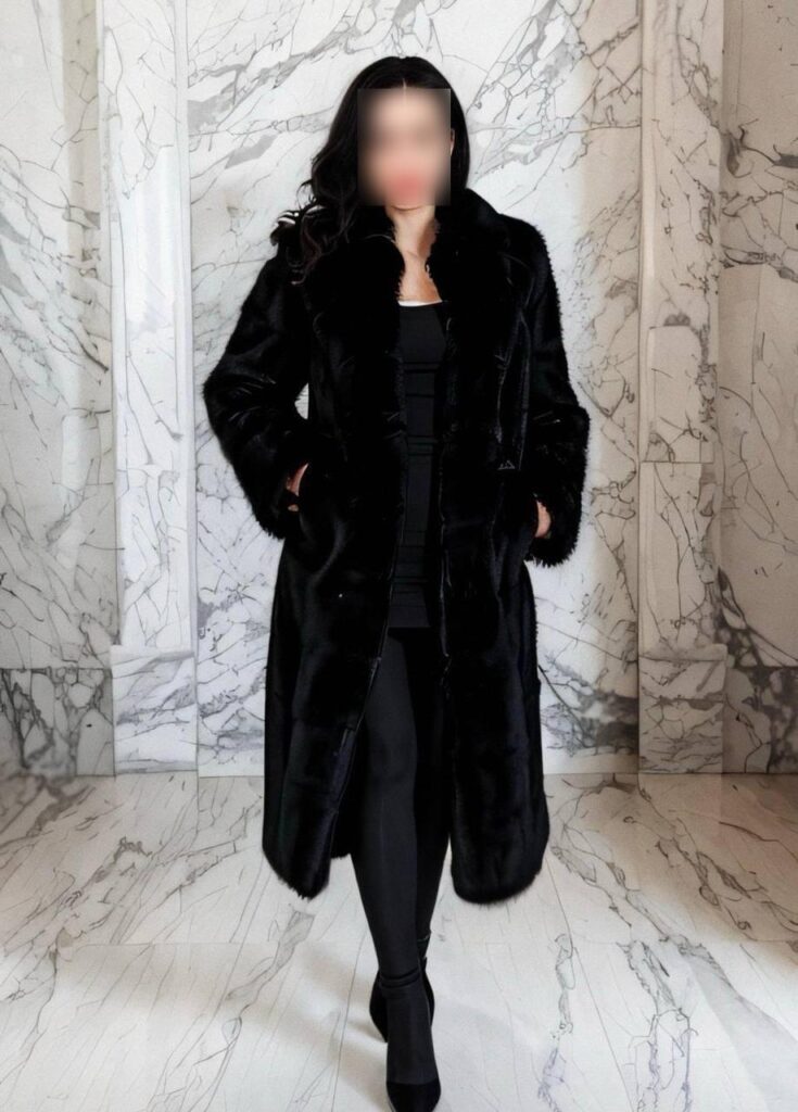 Liz, escort de 40 años luce elegante abrigo negro en Málaga-118