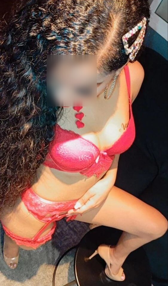 Kaunis 25-vuotias escort poseeraa paikassa Málaga-125 Bella acompañante de 25 años posa en sosten Málaga-125