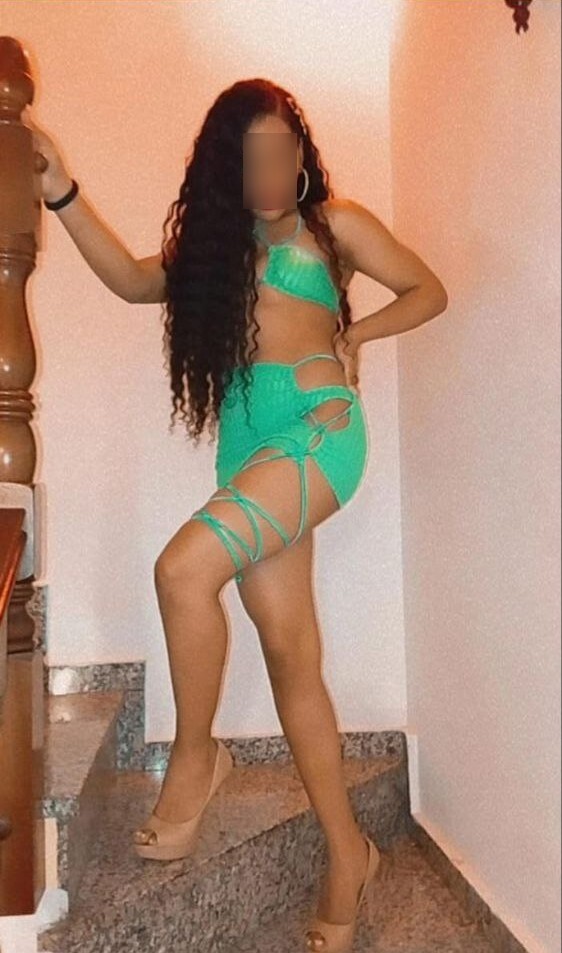 Bella poseeraa portaissa saattajille Malaga-125 Bella posa en unas escaleras para escorts Málaga-125