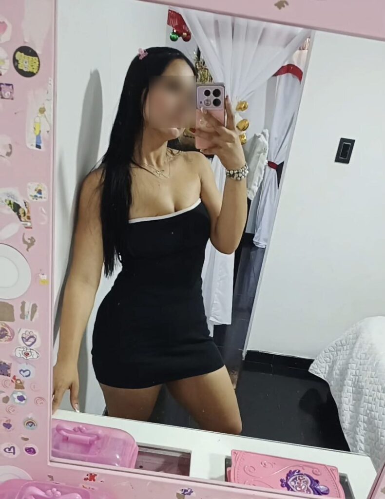 Victoria escort indossa un abito nero corto a Malaga-123