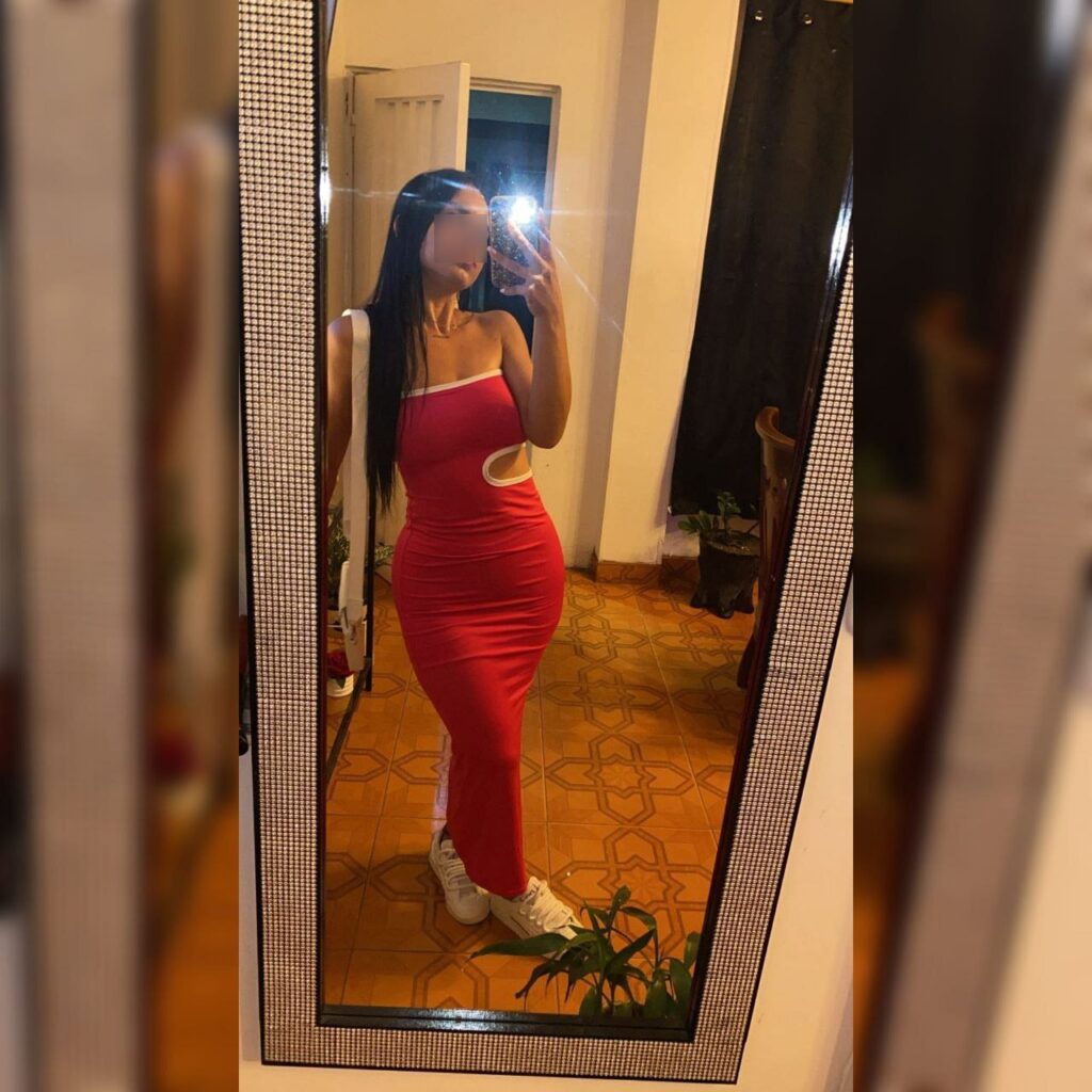 Victoria, escort indossa un lungo abito rosso a Malaga-123