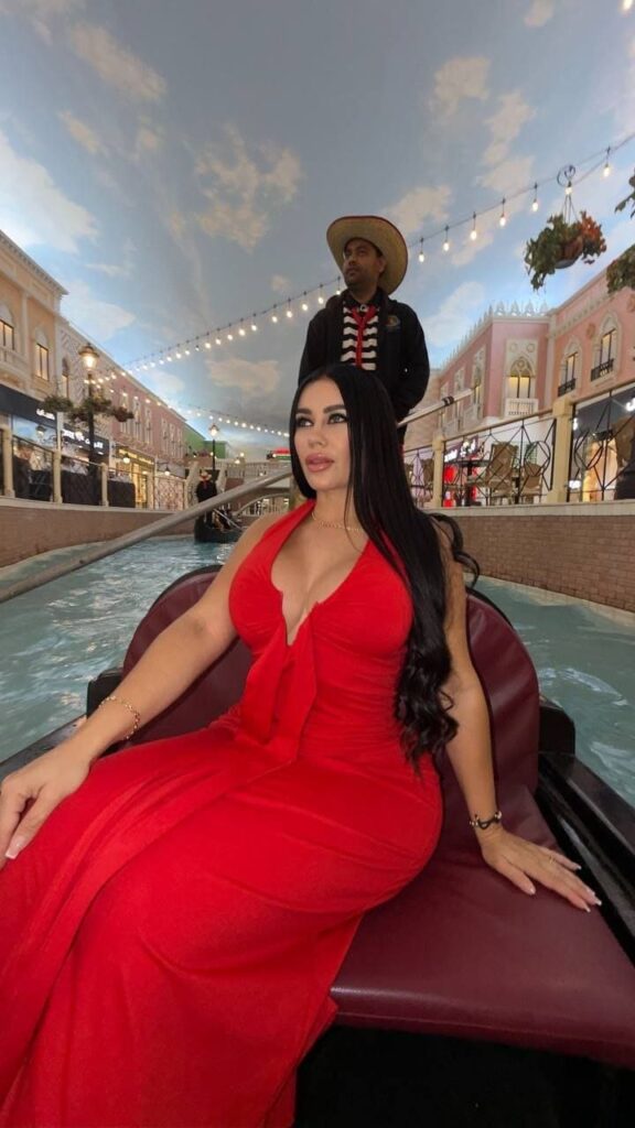 Victoria, posa con un vestido rojo largo para escorts Malaga
