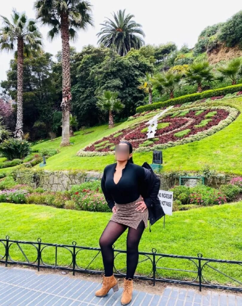 Alba, escort de 46 años posa en falda y medias largas en Malaga