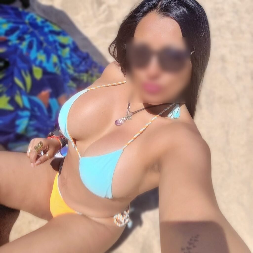 Alba, escort se toma una selfie en una playa de Malaga