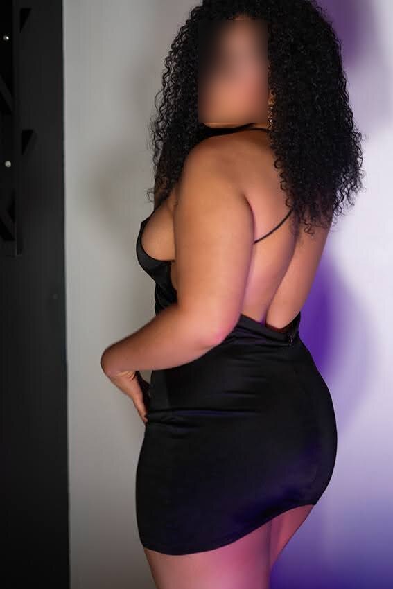 Britany, puta de Malaga posa de perfil con un mini vestido a sus 25 años Britany, puta de Malaga posa de perfil con un mini vestido a sus 25 años