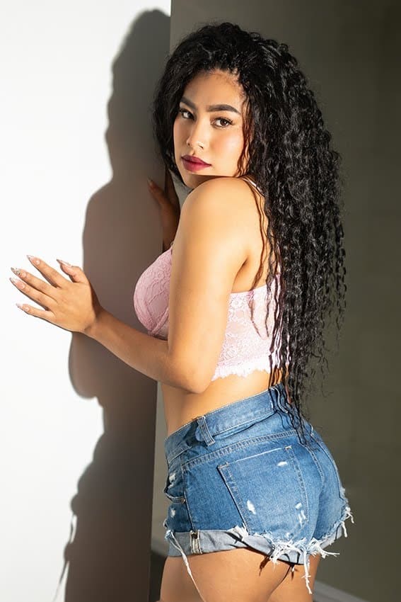 Chanel, eine 25-jährige Escortdame trägt in Malaga kurze Jeansshorts mit Used-Look