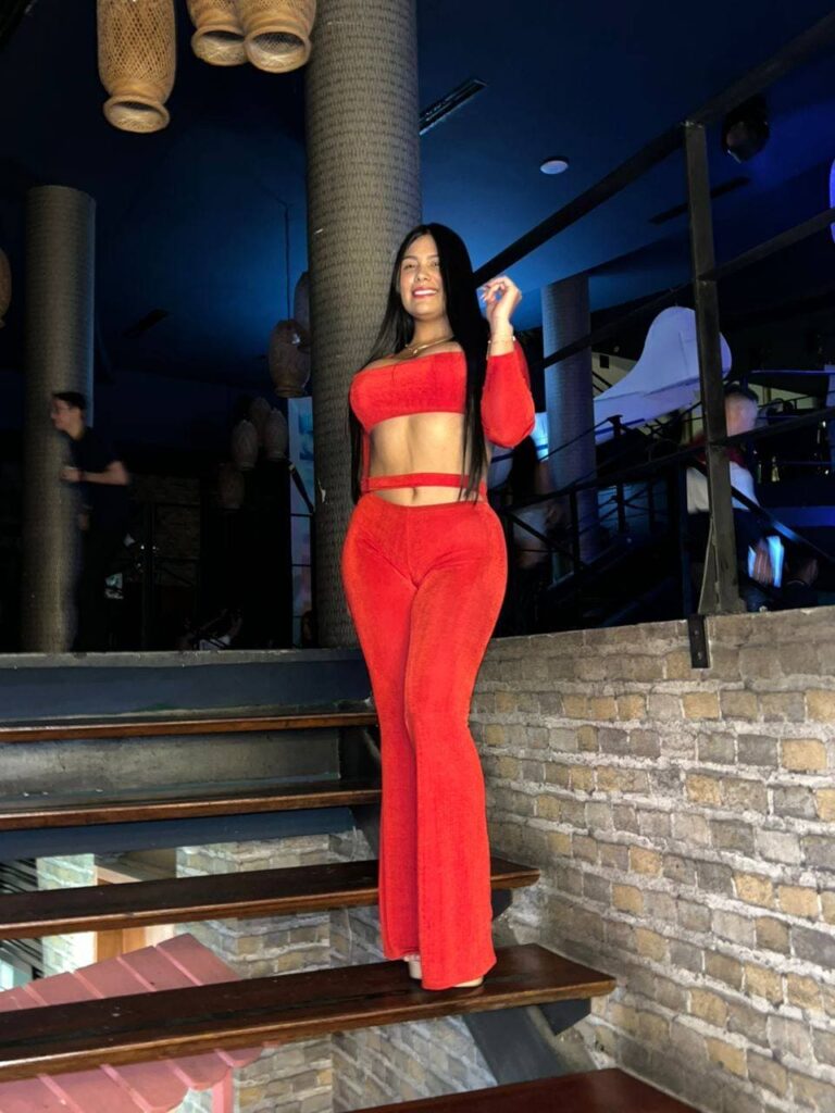 Dulce, escort di 24 anni che indossa un completo due pezzi rosso a Malaga