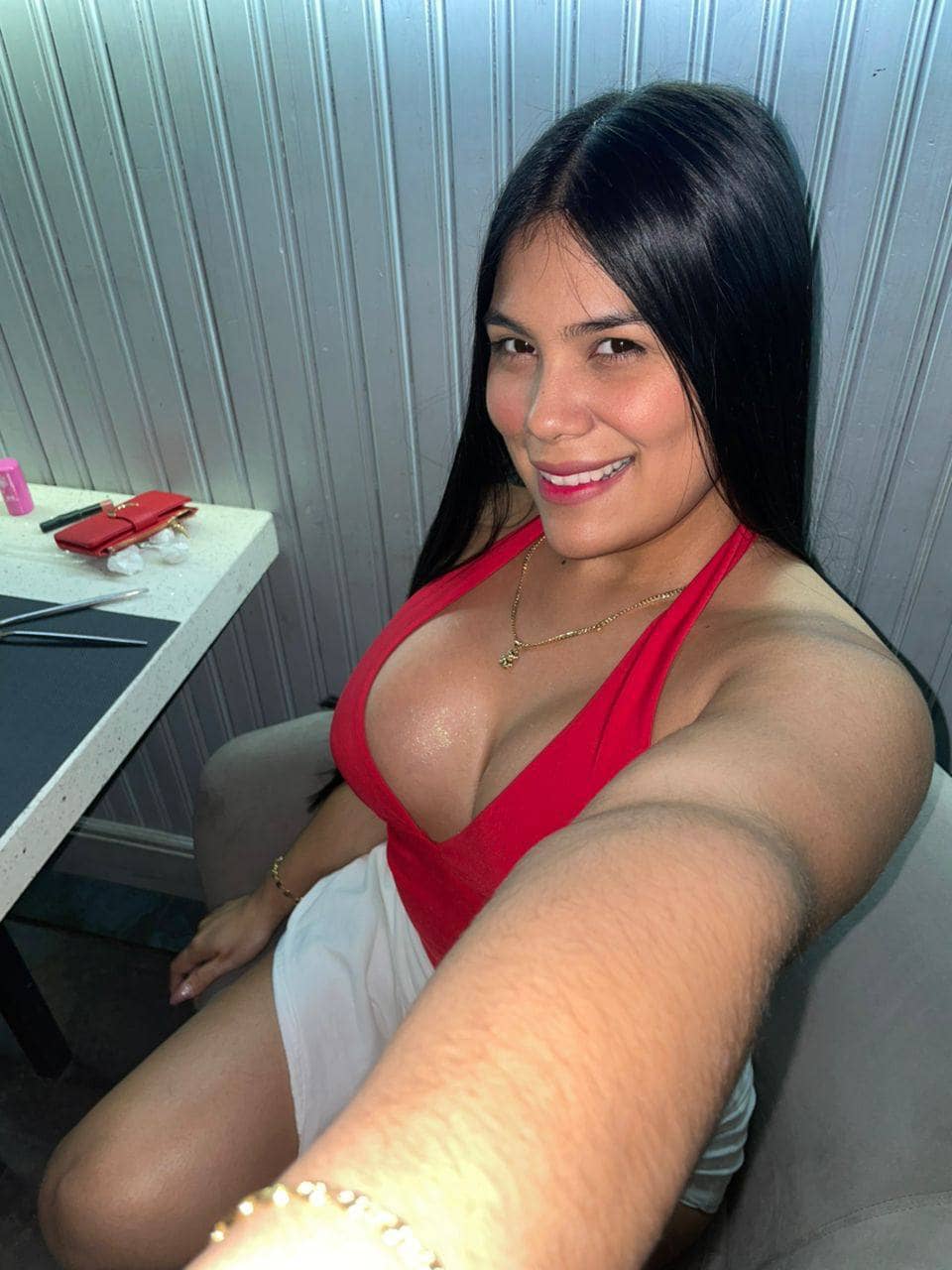 Dulce, escort toma selfie desde un ángulo elevado resaltando su sonrisa en Málaga-129