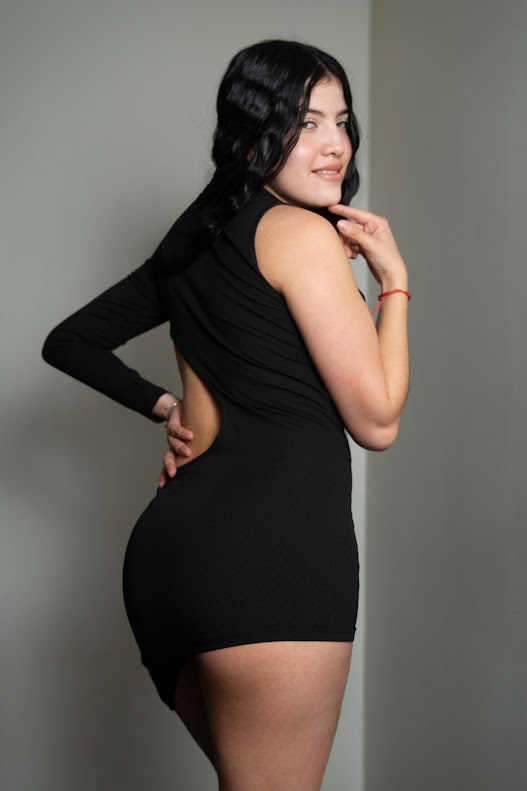 Roxy, escort poseeraa profiilissa iso pyöreä selkä dekoltee Málagassa Roxy, escort posa de perfil con un gran escote circular en la espalda en Málaga-134