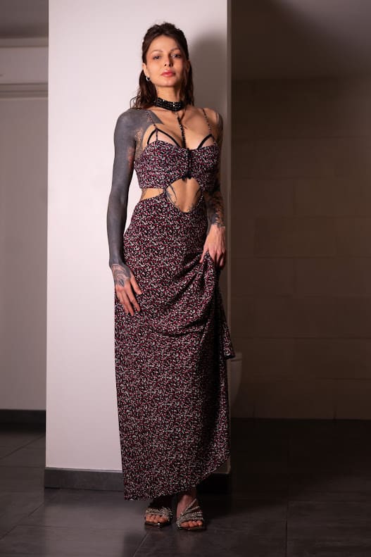 Alicia, acompanhante de 30 anos, posa num vestido mostrando as suas tatuagens nos braços em Málaga