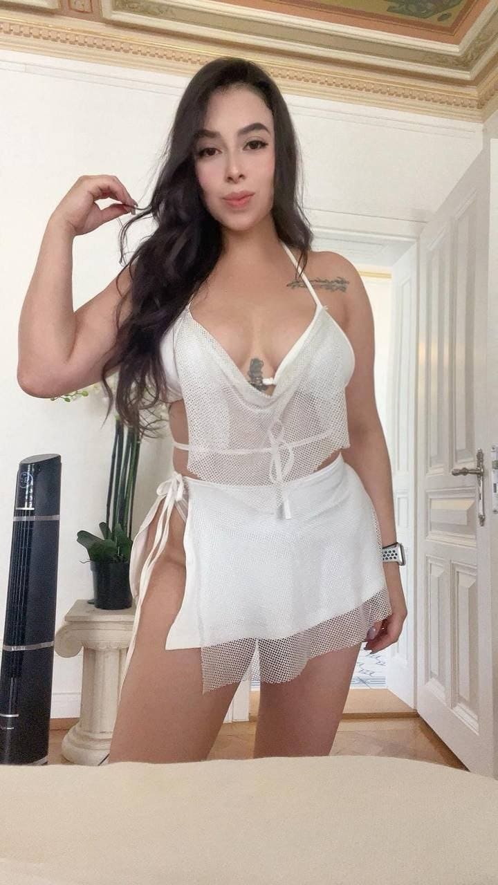 Dulce, 26-vuotias escort pukeutuu valkoiseen hameeseen Málagassa Dulce, 26-årig escortpige har en hvid nederdel på i Málaga