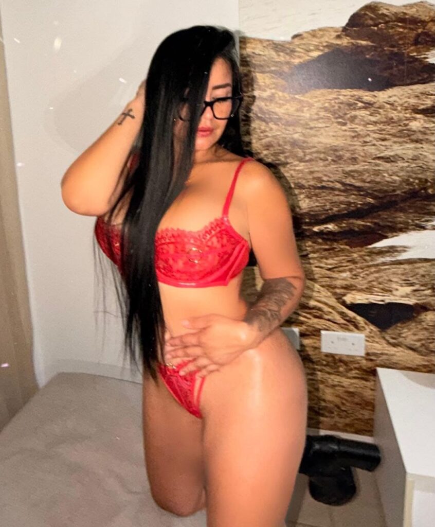 Dulce, acompañante de 27 años tiene gafas y cabello largo y negro en Malaga