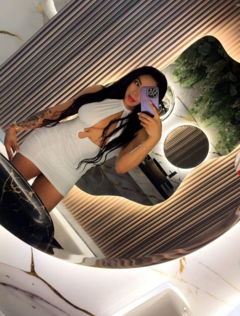 Megan, escort si scatta un selfie in uno specchio ondulato dal design moderno a Malaga.147