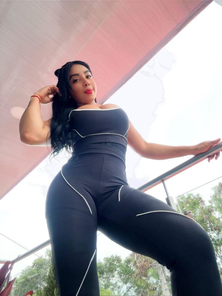 Megan, escort che indossa un completo sportivo attillato-147