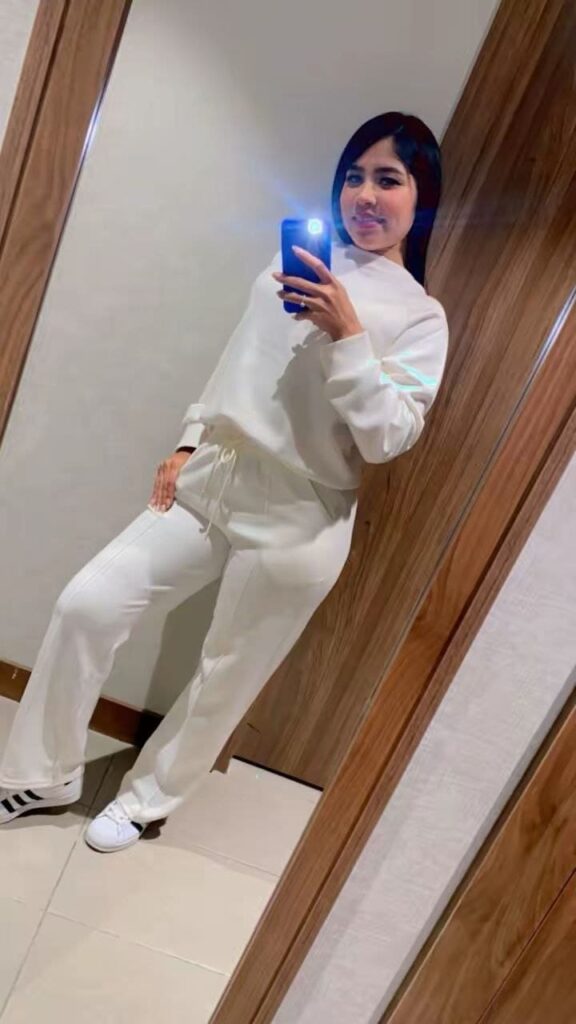 Stefany, escort di 25 anni, si scatta un selfie davanti allo specchio a Málaga-142