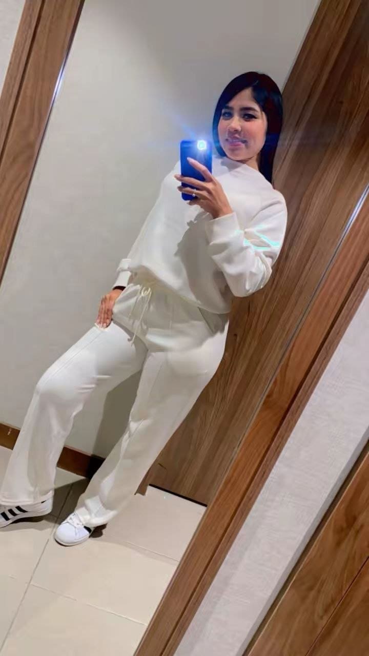 Stefany, 25-vuotias saattaja ottaa selfien peilin edessä Málagassa Stefany, escort di 25 anni, si scatta un selfie davanti allo specchio a Málaga-142